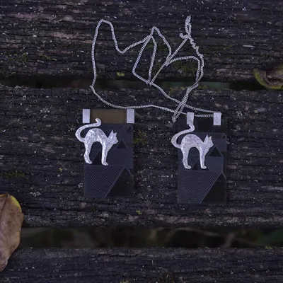 Brosche & Kettenanhänger "Die Katze geht ihre eigenen Wege"